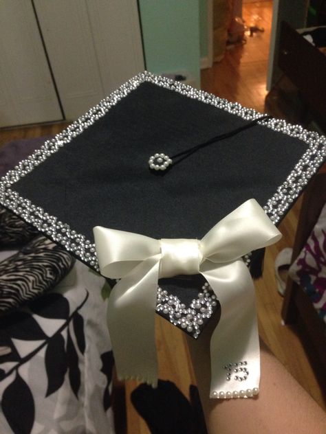 Graduate Cap Decoration, Side Part Graduation Cap, Glitter Grad Cap Ideas, Bow Cap Graduation, Pearl Cap Graduation, Caps And Gowns Decoration, Minimal Grad Cap Design, Coquette Grad Cap Ideas, Grad Caps With Bows