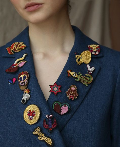 Upcycling, Embroidery Workshop, Brooch Diy, Hand Embroidery Art, Gold Work, Embroidery Jewelry, Beaded Brooch, Brooches Handmade, Embroidery Inspiration