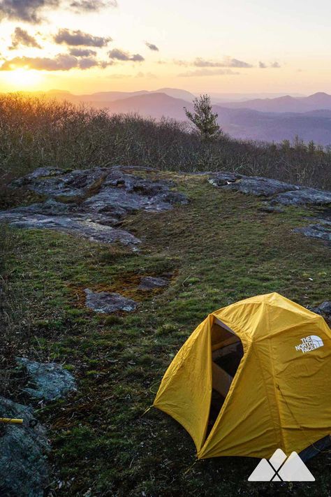 Backpacking trails near Asheville, NC: our favorite mountain hikes for a great weekend adventure under the stars #hiking #camping #backpacking #asheville #nc #northcarolina #travel #outdoors #adventure Camping Outfits Fall, Camping Outfits For Women Summer Casual, Food Ideas Simple, Camping For Kids, Easy Camping Snacks, Camping Outfits For Women Summer, Asheville Hikes, Easy Camping Breakfast, Aesthetic Camping