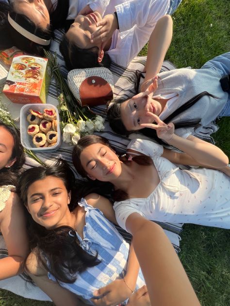 Birthday Picnic Aesthetic Pictures, Birthday Plans For Best Friend, Birthday Core Aesthetic, Aesthetic Picnic Pictures Friends, Picnic Aesthetic With Friends, Aesthetic Picnic Photos, Picnic Aesthetic Winter, Cute Picnic With Friends, Picnic Photo Ideas Friends