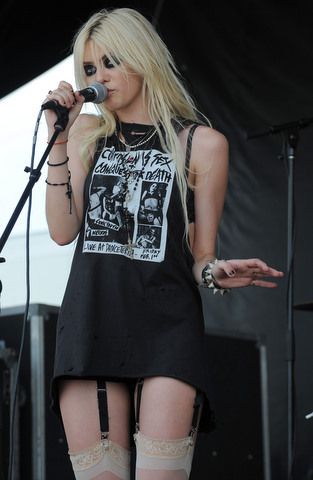 Like the t shirt Taylor Momsen Outfits, Taylor Monsen, Taylor Momsen Style, Taylor Momsem, Taylor Momson, Taylor Michel Momsen, Tour Pictures, Pretty Reckless, Rockstar Aesthetic