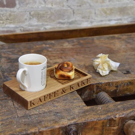Upcycling, Company Cake, Easy Small Wood Projects, Coffee And Cake, Wooden Platters, Speciality Coffee Shop, Coffee Board, Wooden Serving Boards, Cake Serving