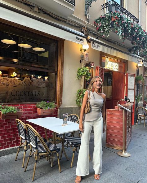 🥟🫒🥟🫒 | Instagram European Summer Night Outfits, Snappy Casual Outfits Summer, Styling Summer Outfits, Summer Dinner Fits, Summer Work Outfits Black Women, San Juan Outfits, Barcelona Spring Outfits, Summer Drinks Outfit, Croatia Outfits Summer