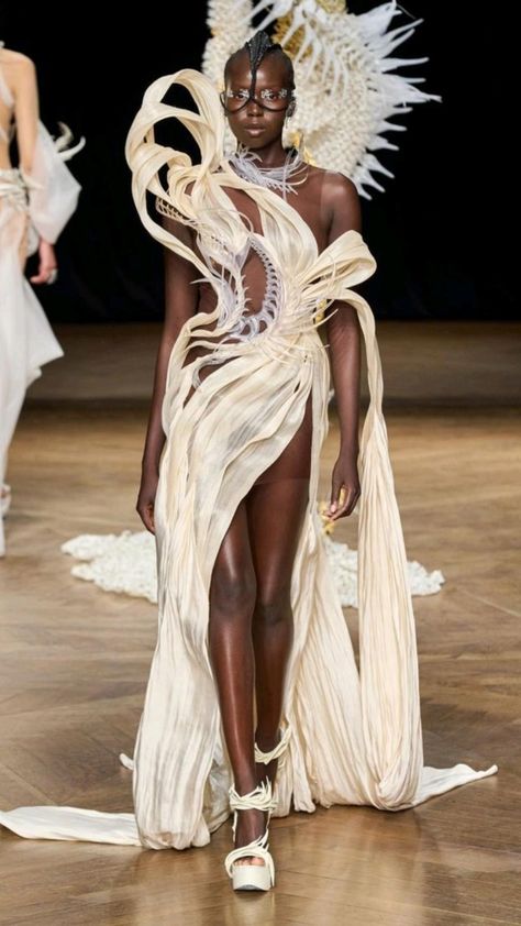 Iris Van Herpen Couture, Fall 2022 Couture, 2022 Couture, Runway Fashion Couture, Iris Van Herpen, Couture Mode, Stil Inspiration, Futuristic Fashion, Fall 2022