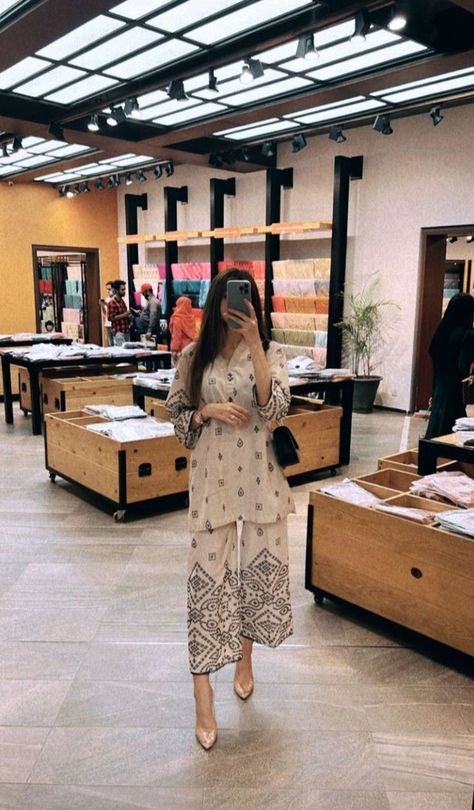 Indian Casual Suits For Women, Modern Pakistani Outfits, Qatar Fashion Woman, Qatar Outfit Ideas, Desi Fits Casual, Indian Kurti Aesthetic, Simple Pakistani Dresses Casual Design, Pakistani Clothes Casual, Pakistani Suits Casual