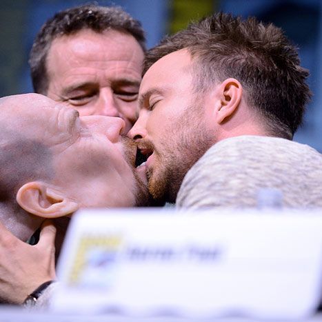 Aaron Paul And Bryan Cranston Kiss, Breaking Bad Cast Photos, Beaking Bad, Breaking Bad Cast, Paul Kiss, Breking Bad, Breaking Bad 3, Breaking Bad Jesse, Braking Bad