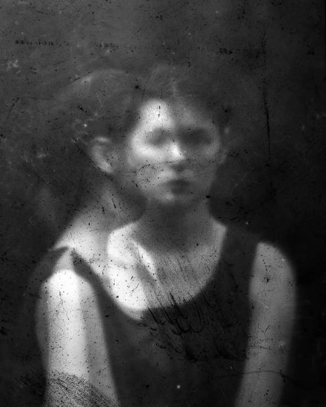 Emma Louise Prin on Instagram: “"Double" Visible à la @galerie_hors_champs jusqu'au 30 avril. #pinhole #stenope #pinholephotography #analog #analogphotography…” Pinhole Camera, I Am Losing My Mind, Black And White Photography Portraits, Dark Room Photography, Pinhole Photography, Losing My Mind, Alternative Photography, Heart Photography, Blur Photo