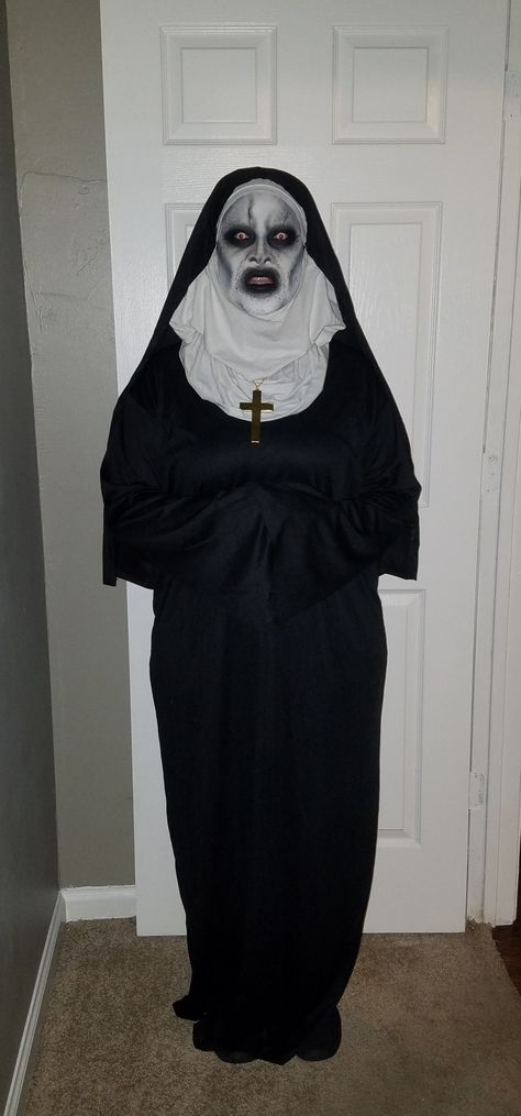 Halloween  The nun Valak The Nun Costume, The Nun Valak, Nun Halloween Costume, Nun Halloween, Nun Costume, The Nun, Halloween Graveyard, Spooky Halloween Party, Maquillaje Halloween