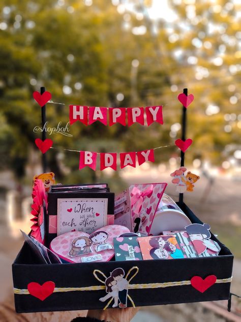 Diy Gift Sets To Sell, Diy Birthday Hamper, Birthday Gift Hamper Ideas, Birthday Hamper For Her, Gift Hamper Ideas, Hamper Diy, Trending Summer Nails, Wedding Gift Pack, Personalised Gifts Diy