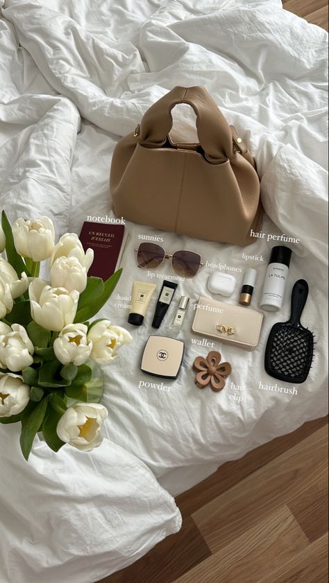 What's in my bag? Polene Numero Neuf Everyday Bag Essentials, What's In My Purse, What's In My Bag, Inside My Bag, Purse Essentials, Handbag Essentials, Girls Tote, In My Bag, Girly Bags