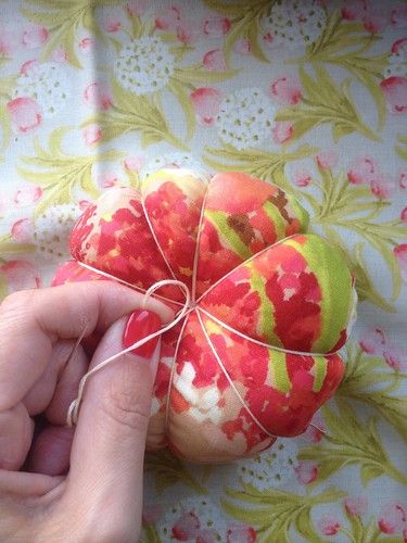 Diy Pin Cushion Easy, Diy Pincushion, Diy Pin Cushion, Pincushion Tutorial, Cushion Tutorial, Sewing Cushions, Pin Cushions Patterns, Cushions To Make, Techniques Couture