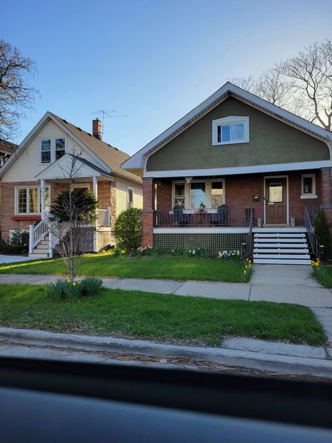 Bonito, American Village Houses, Indie House Exterior, Suburban Town Aesthetic, Cute Neighborhood Houses, American Neighborhood Aesthetic, Small American House, Small Suburban House, American Dream House