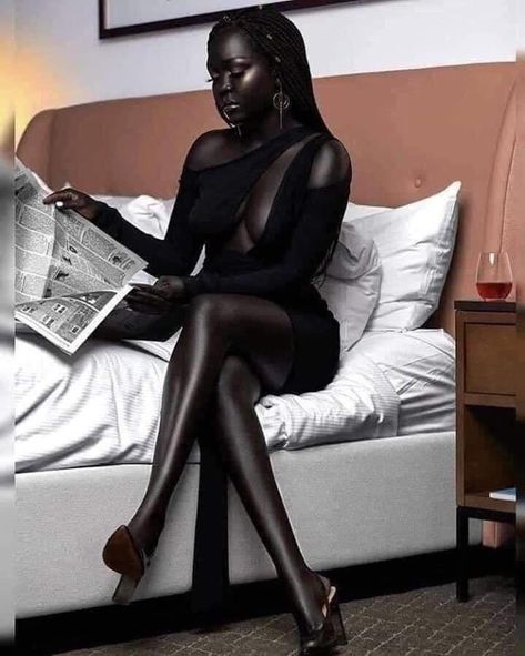 The DRS 🇳🇬 on Twitter: "Sudanese model, Nyakim, enters Guinness book of records for having the darkest skin tone on Earth.… " Lola Chuil, Nyakim Gatwech, Dark Skin Models, Catty Noir, Dark Complexion, Arabian Beauty Women, Dark Skin Beauty, Melanin Beauty, Beautiful Dark Skin
