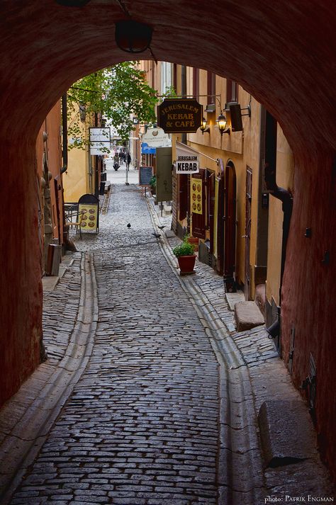 Beautiful cobbled streets of Stockholm... Gåsgränd, Gamla stan, Stockholm, Sweden. #sweden #stockholm #bemytravelmuse Fotografi Kota, Sweden Travel, Scandinavian Countries, Mall Of America, Nordic Countries, Royal Caribbean Cruise, Images Esthétiques, Northern Europe, Stockholm Sweden