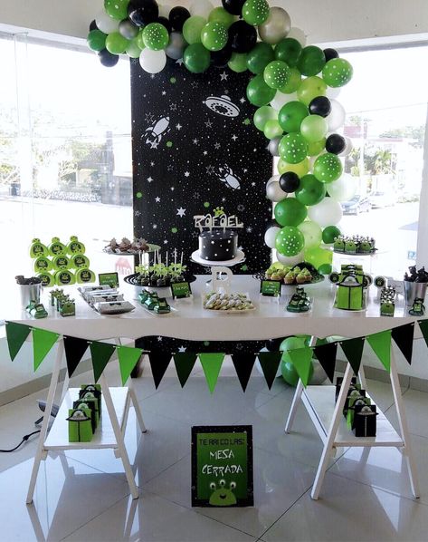 Alien Party Ideas Outer Space, Alien 1st Birthday Party, Alien Birthday Decorations, Neon Green Birthday Party, Green And Black Themed Birthday Party, Alien Gender Reveal, Aliens Birthday Party, Green And Black Birthday Decorations, Alien Theme Birthday Party