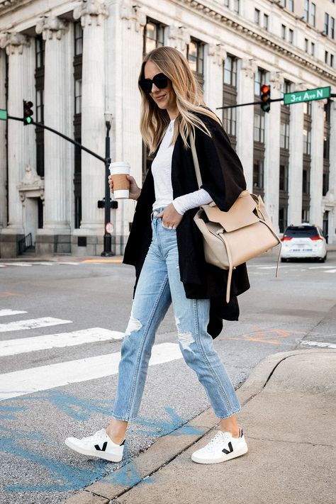 Outfit Jeans Y Tenis Blancos, Casual Sneakers Outfit, Witte Sneakers Outfit, Celine Mini Belt Bag, Veja V10, Jeans And Sneakers Outfit, Sneakers Outfit Work, Celine Belt, Basket Veja