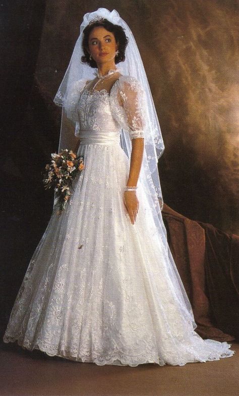 1987 Wedding Dresses, 80s Style Wedding Dress, Outfit For Wedding Guest, Wedding Dresses 80s, Eve Of Milady Wedding Dresses, Antique Wedding Dress, Outfit For Wedding, Vintage Bridal Accessories, Demetrios Wedding Dress