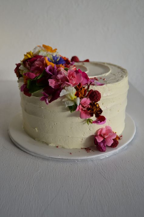 White Flower Cake Birthday, White Cake With Edible Flowers, Real Flowers Cake Decorating, Edible Flowers Birthday Cake, Fresh Flowers Birthday Cake, One Layer Cake With Flowers, Floral Cake Real Flowers, Edible Floral Cake, Plain Cake With Flowers