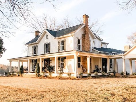 Farmhouse Looks Exterior, Old White Farmhouse Exterior, Cute Country Homes, Old Looking New House, Western Style House Exterior, Western Home Exterior, Country Houses Farmhouse, Old Western House, Small Farmhouse Kitchens