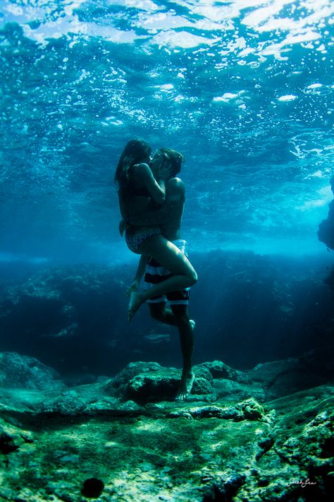 Underwater Kiss Underwater Photography, Underwater Photos, Ajaccio Corsica, Underwater Kiss, Photoshoot Themes, Foto Inspiration, Cute Relationships, Couple Pictures, Under The Sea