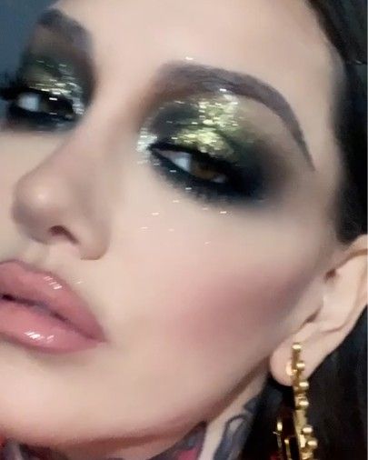 Blue Metallic Eyeshadow, Silver Metallic Eyeshadow, Metallic Green Makeup, Dark Glitter Eye Makeup, Gold And Black Eyeshadow, Glitter Grunge Makeup, Black And Gold Eyeshadow Looks, Gold And Black Makeup Looks, Gold And Silver Makeup