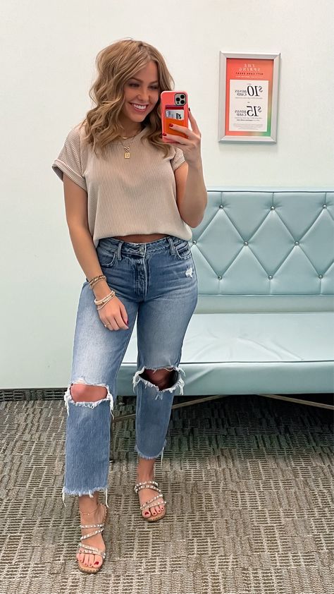 Casual Summer Outfits Night Out, Casual Summer Outfits For Hot Weather, Housewarming Party Outfit Summer, Work Outfit Jeans Summer, Casual Stay At Home Mom Outfits, Halara Outfit Ideas, Summer To Fall Transition Outfits Midsize, Casual Cute Mom Outfits, Women's Fashion 2024