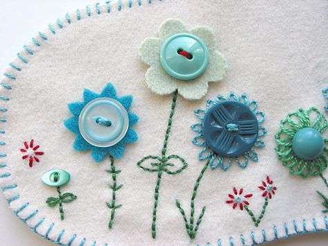 Button Crafts, Áo Blu, Couture Bb, Pola Sulam, Wool Projects, Button Art, Button Flowers, Embroidery Inspiration, Ribbon Embroidery