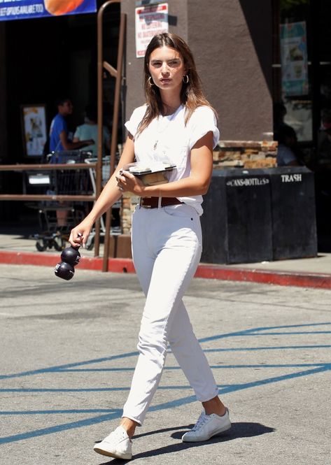 White Jeans Outfit Summer, Emily Ratajkowski Outfits, Veja Esplar, Emily Ratajkowski Style, White Jeans Outfit, Jeans Outfit Summer, Josephine Skriver, Taylor Hill, Street Style Summer