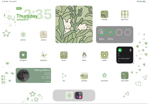 Homescreen and apps on iPad colored green, white and black with cute drawings of stars and hearts Customised Ipad Homescreen, Ipad Aesthetic Layout Ideas, Green Ipad Background Aesthetic, Ipad Green Widgets, Ipad Homescreen Ideas Sage Green, Ipad Theme Ideas Aesthetic Green, Aesthetic Ipad Homescreen Layout Ios 16, Cute Ipad Widget Ideas, Green Aesthetic Ipad Homescreen