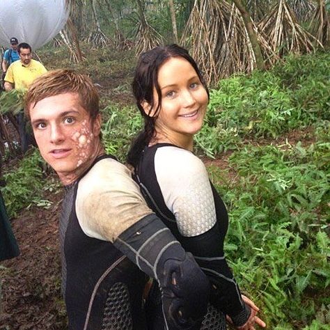 I love this pic. #JenniferLawrence #JoshHutcherson #CatchingFire Peta Hunger Games Josh Hutcherson, Peta And Katniss, Peta Mellark, Jeniffer Lawrance, Jenifer Lawrens, Josh And Jennifer, Sean Anderson, Tribute Von Panem, Hunger Games Cast