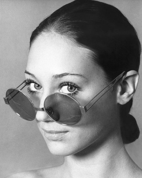 Marisa Berenson 1970s, Vintage Fashion, Coral, Marisa Berenson, Beauty Style, Famous Women, Round Sunglass Women, Round Sunglasses, Sunglasses Women