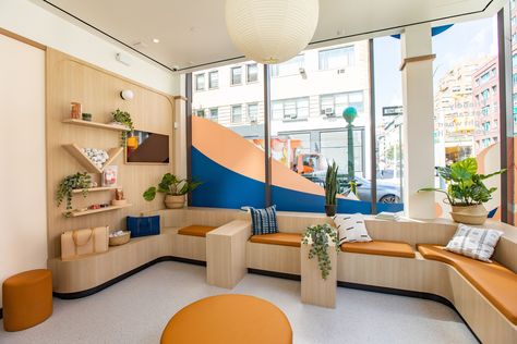 Clean lines and comfortable spaces help clients, pets, and staff members relax at this upscale New York hospital. Pet Store Design, Pet Cafe, Waiting Room Design, Vet Office, Vet Clinic, Hospital Interior, Clinic Interior Design, Pet Hotel, Hospital Interior Design