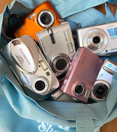 Retro Camera Shop on Instagram: “A handful of digital compacts all fully tested, serviced and ready to go up on the site in tomorrow’s drop ! And all of them are £20 or…” Digital Camera Collection, Antique Camera Decor, Vlog Camera, Photographer Aesthetic, Digital Camera Tips, Camera Girl, Camera Collection, Digital Pics, Instax Photos