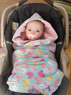 LOVE this idea! A car seat blanket! It's a pattern to sew a blanket with holes for car seat buckles. Put in the blanket, then the baby, then buckle, then wrap up the baby! Patchwork, Baby Car Seat Blanket, Diaper Wreath, Handmade Baby Items, Easy Baby Blanket, Car Seat Blanket, Baby Sewing Projects, Quilt Baby, Baby Projects