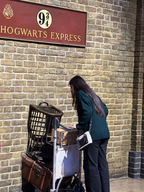 Hogwarts London Harry Potter Studios, Uk Harry Potter, Harry Potter Studios London Aesthetic, Harry Potter London Aesthetic, Harry Potter Studios London Outfit, Harry Potter World Aesthetic, Harry Potter Disney World, Hogwarts Orlando, Harry Potter Tour London