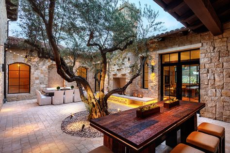 Spanish House with Central Courtyard | Accessible modern home in California: Marin County Residence Mediterranean Patio, Courtyard Gardens Design, Courtyard Design, Rustic Italian, Casa Patio, Casas Coloniales, Italian Home, Spanish Style Homes, Mediterranean Decor