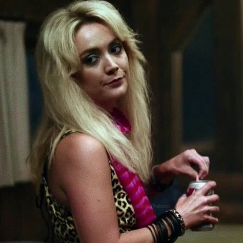 ⚠️ SPOILERS – Billie as Montana in 9x02. 💖🏕 Billie Lourd, Wicked Game, Ryan Murphy, 80s Vibes, British Women, Lara Croft, Aaliyah, American Horror Story, Movies Showing