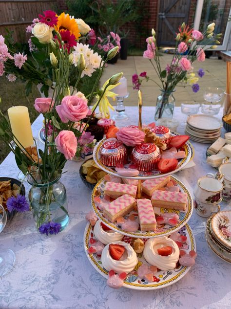 Victorian Afternoon Tea, Pink Afternoon Tea Party, Tea Party Victorian, English Tea Birthday Party, Tea Party Butterfly, Spring Garden Tea Party, Indoor Garden Tea Party, Diy High Tea Decorations, Turkish Tea Party