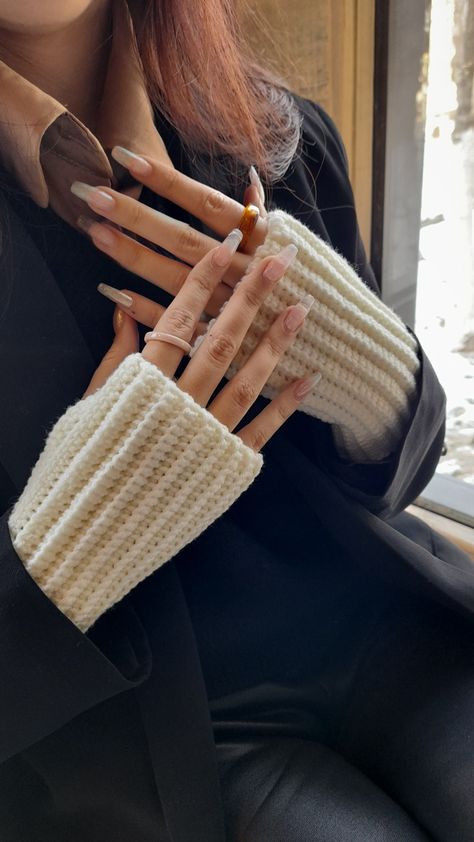 Wrist Warmers Aesthetic, How To Style Hand Warmers, Hand Warmers Knit, Small Winter Crochet Projects, Hand Warmer Outfit, Outfits With Hand Warmers, Crochet Winter Accessories, Crochet Hand Warmers Free Pattern, Hand Warmers Outfit