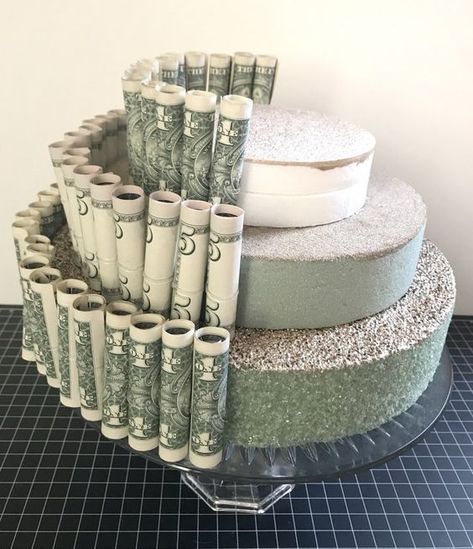 Cake stand + Styrofoam discs + rolled bills secured with clear plastic bands secured to foam via straight pins. Money Cake Ideas Dollar Bills, Graduation Money Cake, Graduation Money Gifts, Graduation Money, Money Cake, Creative Money Gifts, Birthday Money, Diy Cadeau, High School Graduation Party