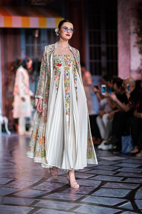 Palace Indian, Rahul Mishra, Indian Dresses For Women, Building Photography, Salwar Kamiz, Beautiful Body, Couture Week, Brand Building, Indian Designer Outfits