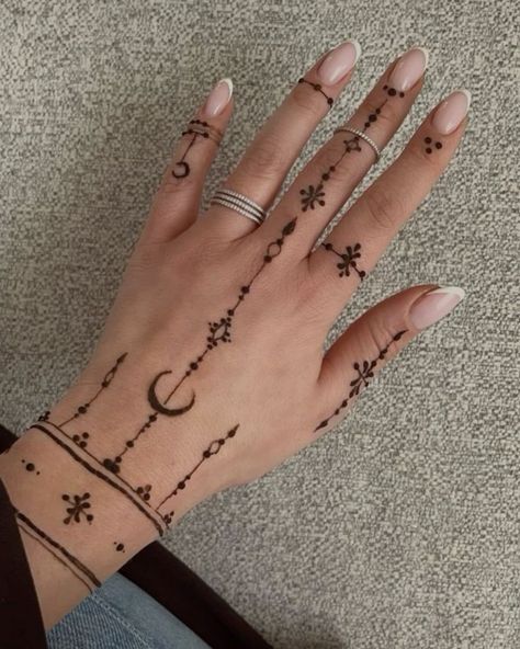 Cute Henna Hand Designs, Normal Henna Designs, Mendhi Fingers Design, Henna Simple Hand Design, Henna Inspo Simple Hand, Henna Rings Simple, Minimalist Mendhi Designs, Arab Style Henna, Cute Hena Design Hand