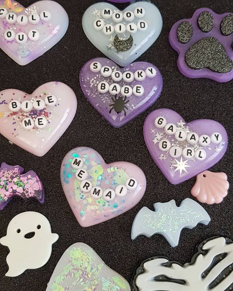 SERIOUSLY.CREATIVE | #pastelgoth #resin #kawaii #heartcharms #resinhearts Kawaii Resin Charms, Goth Resin Art, Halloween Resin Ideas, Resin Crafts Ideas Inspiration, Goth Resin, Resin Kawaii, Diy Resin Charms, Diy Resin Gifts, Resin Inspiration