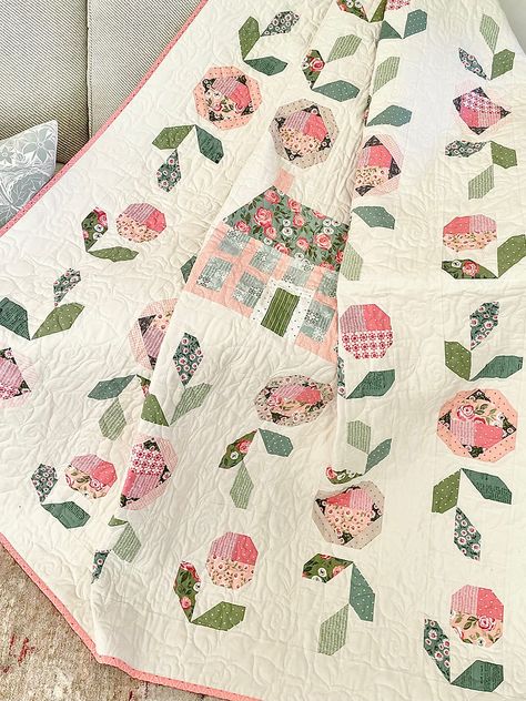 Patchwork, Toile Quilt Patterns, Vintage Flower Quilt, Floral Patchwork Quilt, Quilt Patterns Vintage, Fruit Quilt Blocks, Strawberry Quilt Pattern, Pretty Quilt Patterns, Baby Quilts Patterns Free