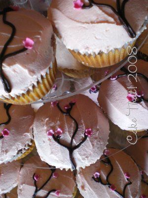 Cherry blossom cupcakes Spring Blossom Party, Moving Cupcakes, Cherry Blossom Treats, Japanese Wedding Food Ideas, Anime Cupcakes Ideas, Mulan Cupcakes, Asian Cupcakes, Sakura Cupcakes, Cherry Blossom Party Theme