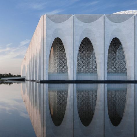 Arched walkway wraps Muslim centre near Beijing by He Jingtang Mosque Architecture, Modern Arch Architecture, Architecture Mosque, Mosque Design, Arsitektur Masjid, Arch Architecture, Cultural Centre, Beijing China, Research Institute