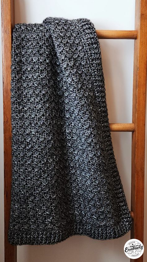 Create your own stunning Darkness Blanket with this free crochet pattern. Using only double crochet and single crochet stitches, this blanket is created with a simple two-row repeat and it works up quickly. To complete this project, you will need Worsted Weight Yarn [4] and a 5.50 mm (I) crochet hook. My pattern comes with instructions to create this blanket in 6 different sizes. Quick Crochet Blanket, Crochet Studio, Modern Haken, Modern Crochet Blanket, Fast Crochet, Crochet Throw Pattern, Crochet Afghan Patterns Free, Crochet Blanket Designs, Crochet Throw Blanket