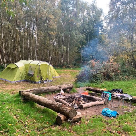 What a setup 😍 If you have a particularly large tent we have various spaces for you at Beech Estate campsite, just get in touch with your dimensions and we'll find you the perfect spot! ⛺ 📷 Photo taken at Beech Estate Campsite by Hannah Megraw Private Campsite Ideas, Primitive Campsite Ideas, Camping Setup Ideas Tent, Campfire Setup, Cute Campsite Setup, Diy Campsite, Camp Setup, Campsite Ideas, Campsite Setup