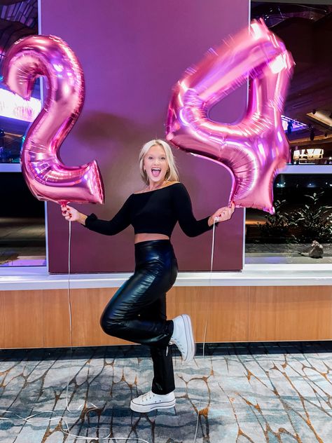 Number Balloons Photoshoot, Birthday Pose Ideas, Birthday Pose, Birthday Poses, Sweet 16 Pictures, Balloon Numbers, Happy Birthday Decor, Birthday Shots, Balloon Pictures