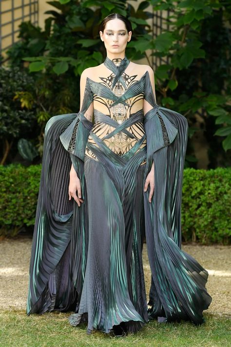 Iris van Herpen Couture Fall 2023 [PHOTOS] Couture, Haute Couture, Summer Evening Wear, Movie Premiere Outfit, Iris Van Herpen Couture, Gothic Gowns, Van Herpen, Futuristic Aesthetic, Iris Van Herpen